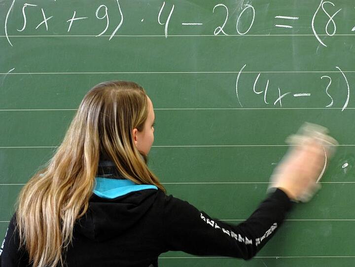 Wegen zu langer Herbstferien müssen Bayerns Schüler am Samstag die Schulbank drücken.