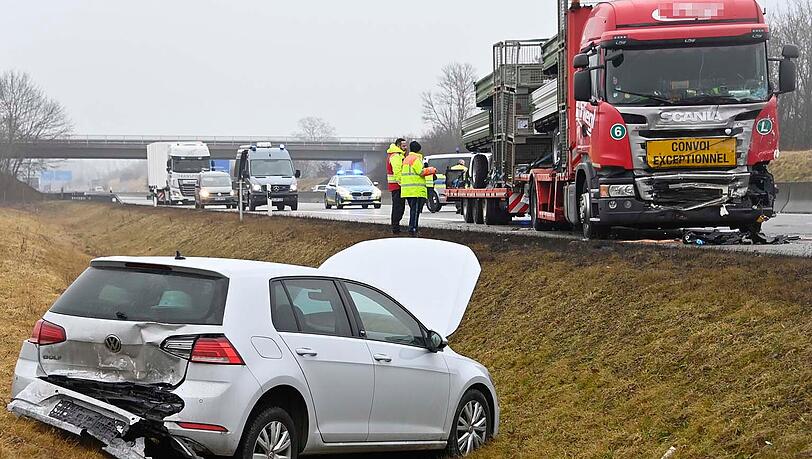 Die Autobahn war etwa sechs Stunden zwischen den beiden Anschlussstellen gesperrt.