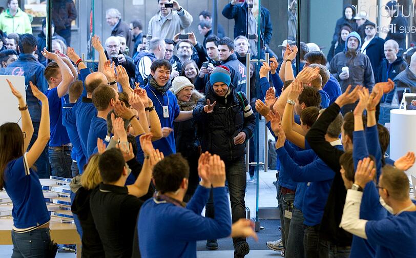 Rund 400 Menschen drängten am Morgen auf den Münchner Apple-Store, um ein neues iPad zu ergattern.