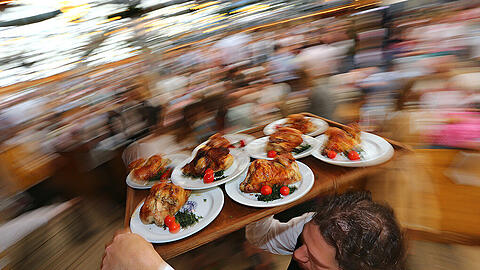 Für viele Wiesn-Gäste gehört ein halbes Hendl einfach zum Oktoberfest-Besuch dazu. Der Trend zeigt jedoch, dass das Interesse an vegetarischen und veganen Speisen steigt.
