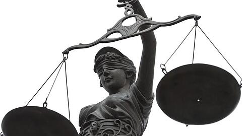 Eine Statue der Justitia mit einer Waage in ihrer Hand. Foto: David-Wolfgang Ebener/dpa/Symbolbild