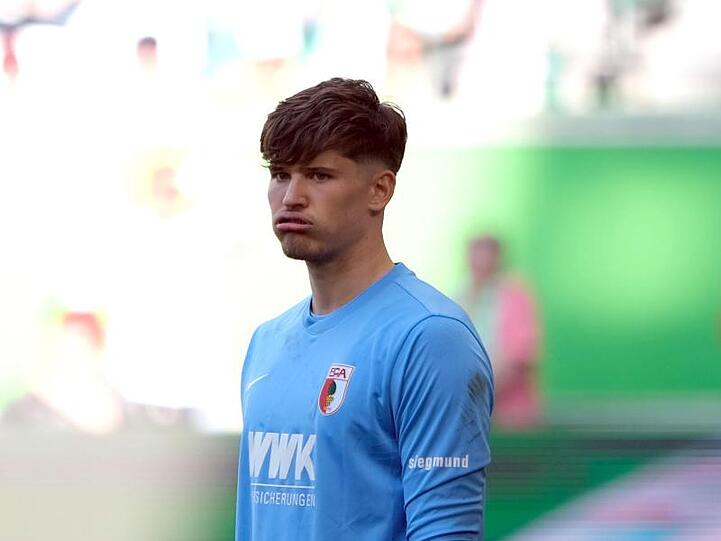 Augsburgs Torwart Gregor Kobel, hier beim Spiel gegen den VfL Wolfsburg. Foto: Peter Steffen/Archivbild