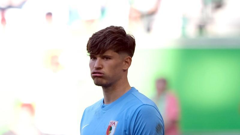 Augsburgs Torwart Gregor Kobel, hier beim Spiel gegen den VfL Wolfsburg. Foto: Peter Steffen/Archivbild Augsburgs Torwart Gregor Kobel, hier beim Spiel gegen den VfL Wolfsburg. Foto: Peter Steffen/Archivbild