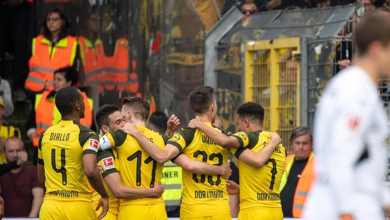 Dortmunds Spieler freuen sich über das wichtige Tor zum 0:2. Dortmunds Spieler freuen sich über das wichtige Tor zum 0:2.