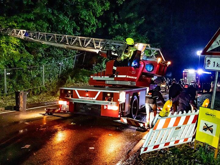 Feuerwehrleute sind im Einsatz am Rande des Taubertal-Festivals an der Grenze zwischen Bayern und Baden-Württemberg. Foto: Stefan Kleeberger