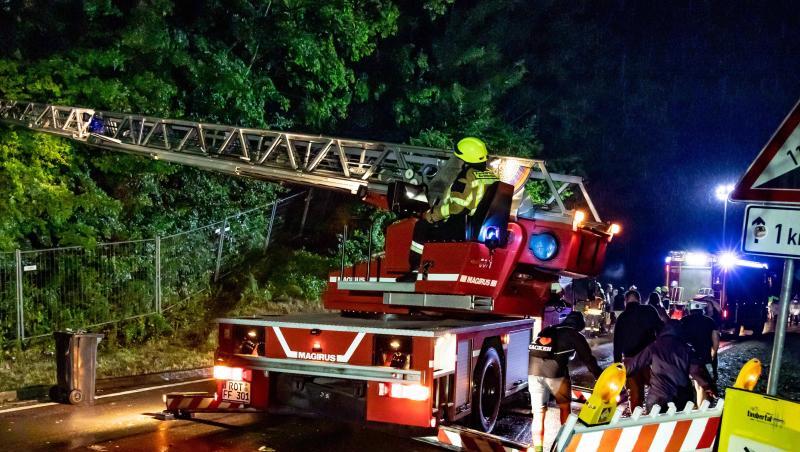 Feuerwehrleute sind im Einsatz am Rande des Taubertal-Festivals an der Grenze zwischen Bayern und Baden-Württemberg. Foto: Stefan Kleeberger Feuerwehrleute sind im Einsatz am Rande des Taubertal-Festivals an der Grenze zwischen Bayern und Baden-Württemberg. Foto: Stefan Kleeberger