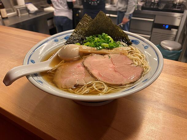 So sieht die fertige Ramen aus. In Japan rührt der Gast sie nicht um, sondern isst sie so, wie sie auf den Tisch kommt. Natürlich mit Stäbchen. So sieht die fertige Ramen aus. In Japan rührt der Gast sie nicht um, sondern isst sie so, wie sie auf den Tisch kommt. Natürlich mit Stäbchen.