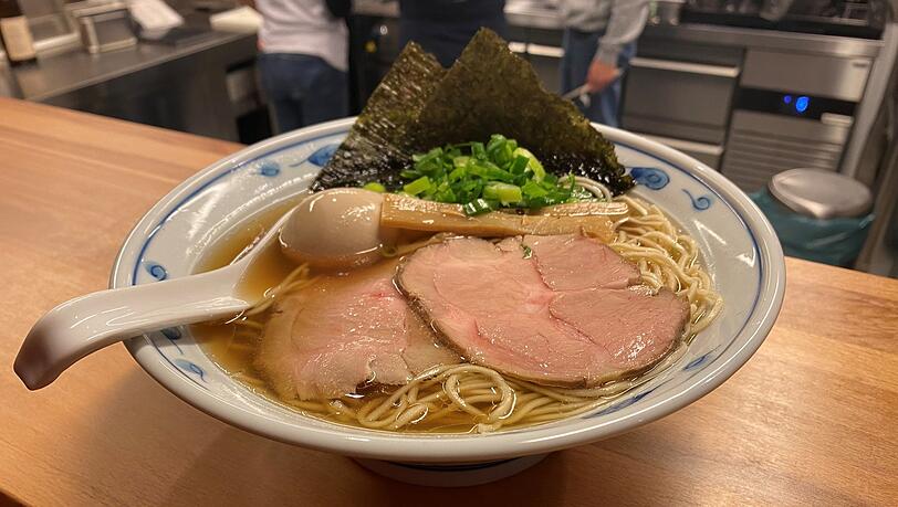 So sieht die fertige Ramen aus. In Japan rührt der Gast sie nicht um, sondern isst sie so, wie sie auf den Tisch kommt. Natürlich mit Stäbchen. So sieht die fertige Ramen aus. In Japan rührt der Gast sie nicht um, sondern isst sie so, wie sie auf den Tisch kommt. Natürlich mit Stäbchen.