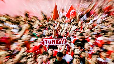 In München und vielen anderen bayerischen Städten haben Fans der türkischen Nationalmannschaft bis in die Nacht den Sieg ihrer Mannschaft gefeiert. (Symbolbild)