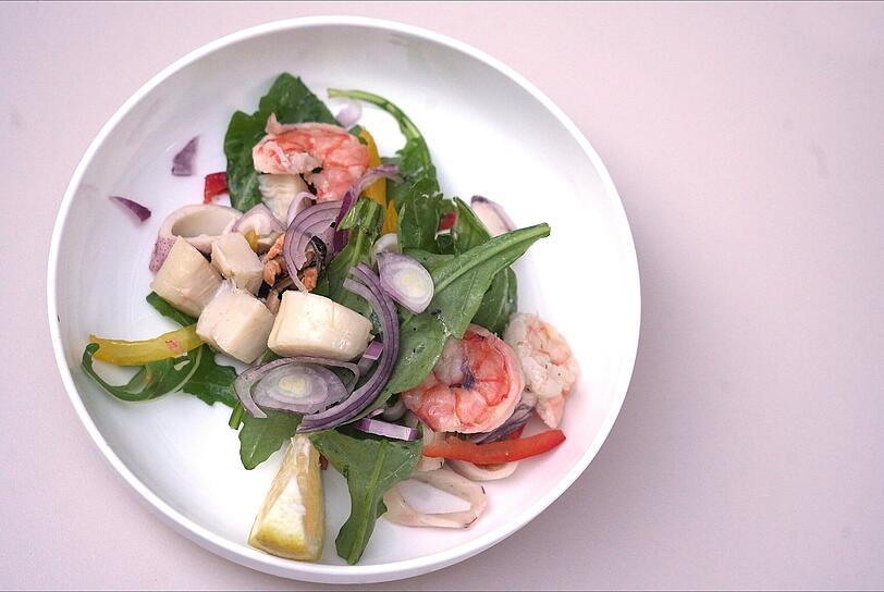 Zweiter Gang: Adria Salat – Feldsalat, Rucola, Babycalamari, Miesmuscheln, Jakobsmuscheln, Gambas.