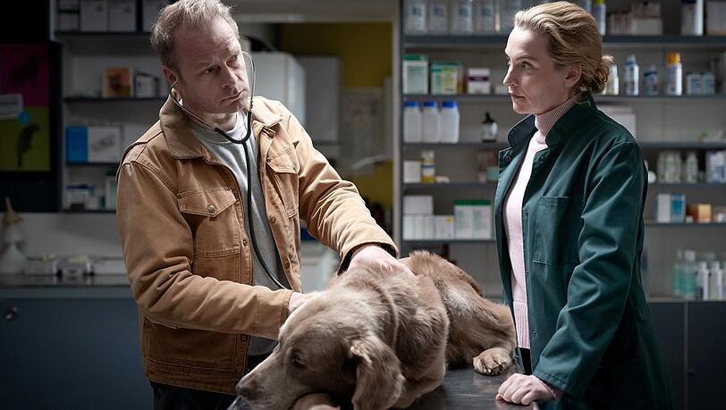 "Nord bei Nordwest: Die letzte Fähre": Hauke Jacobs (Hinnerk Schönemann) ist verwirrt: Seit wann kennt sich Hannah Wagner (Jana Klinge) mit Tiermedizin aus?