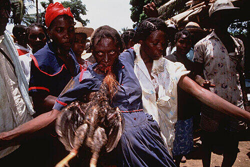 In vielen afrikanischen Ländern lassen sich die Menschen von &bdquo;Voodoo&ldquo;-Priestern in den Bann ziehen. Geister sind für sie Realität.