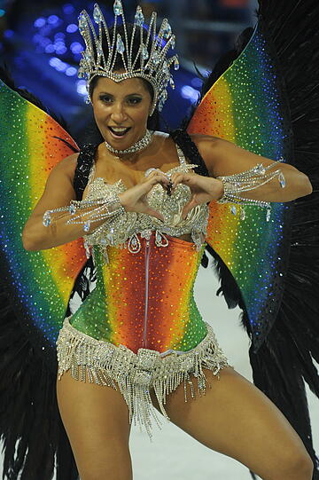 Nackte Haut, Samba und bunte Farben: Promis amüsieren sich in Rio. Mit dabei: Pamela Anderson, Gisele Bündchen, Fußball-Star Ronaldinho und Schauspieler Jude Law