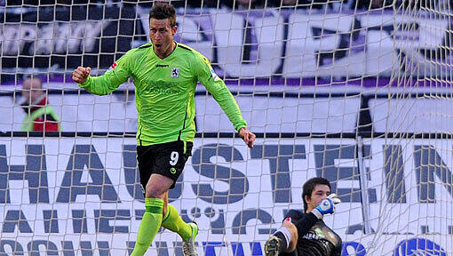 Rob Friend bejubelt den 1:0-Siegtreffer für den TSV 1860 München bei Erzgebirge Aue. Möglicherweise spielen die Löwen künftig auch zu Hause im Auswärtsdress Rob Friend bejubelt den 1:0-Siegtreffer für den TSV 1860 München bei Erzgebirge Aue. Möglicherweise spielen die Löwen künftig auch zu Hause im Auswärtsdress