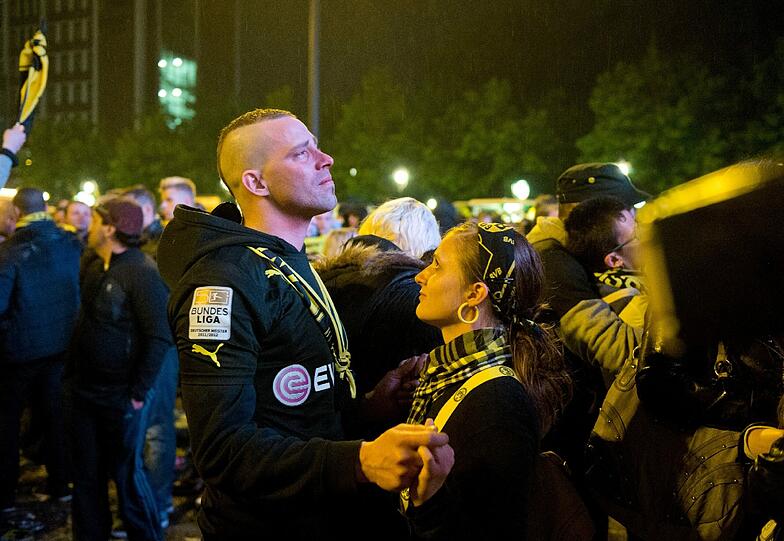 Traurig und niedergeschlagen: Die Fans des BVB sahen ein großartiges Spiel ihrer Mannschaft. Aber Arjen Robben machte in der 89. Minute mit dem Siegtreffer alle gelben Träume zunichte. Die Bilder von der Fanmeile in Dortmund.