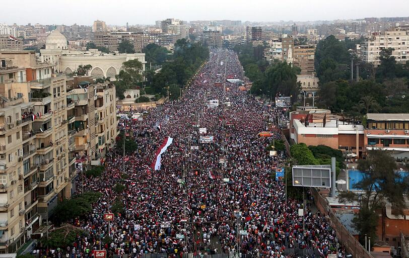 Ausnahmezustand am auf dem Tahrir-Platz in Kairo. Millionen Menschen feiern die Absetzung von Mohammed Mursi durch das ägyptische Militär.