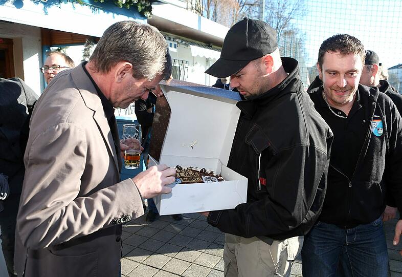 Friedhelm Funkel wird 60: An der Grünwalder Straße feiern die Löwen ihren Trainer mit Blaskapelle, Böller-Schüssen und einer Torte. Die Bilder.
