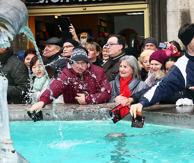 Dieter Reiter lässt's beim Geldbeutel-Waschen krachen: Die spritzigen Bilder...