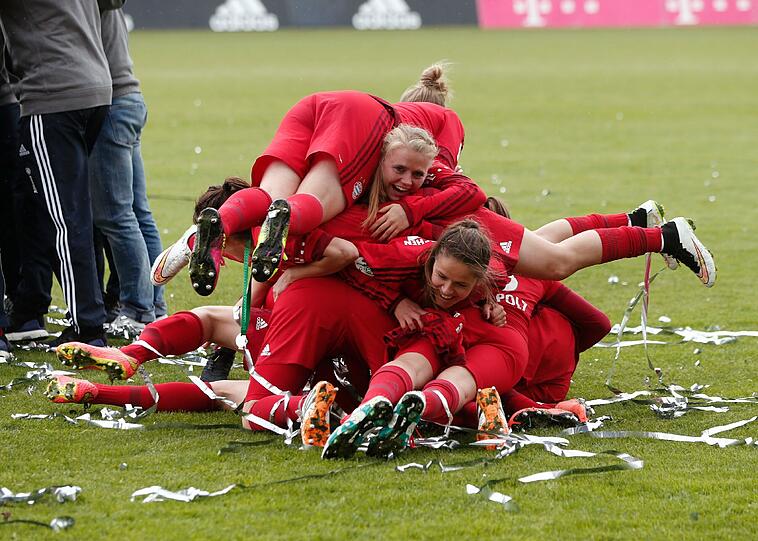 Ausgelassen feierten die Frauen des FC Bayern ihre Titelverteidigung im Grünwalder Stadion. Die Bilder!