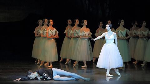 Natalia Osipova und Sergei Polunin in Peter Wrights Version des Ballett-Klassikers &bdquo;Giselle&ldquo; im Nationaltheater.