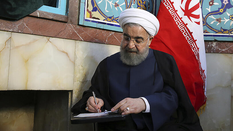 Staatspräsident und Regierungschef Hassan Ruhani bei der Stimmenabgabe für die Präsidentschaftswahl in Teheran/Iran.