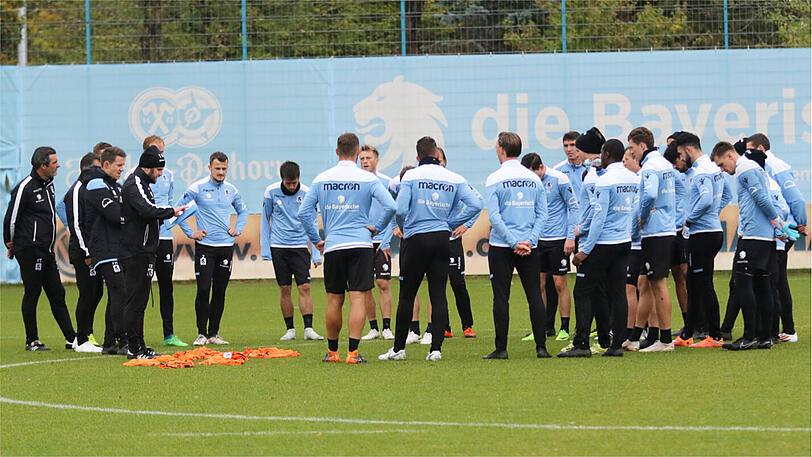 Gibt auch mal "Feuer": Trainer Daniel Bierofka (li.) beim Training seiner Löwen.