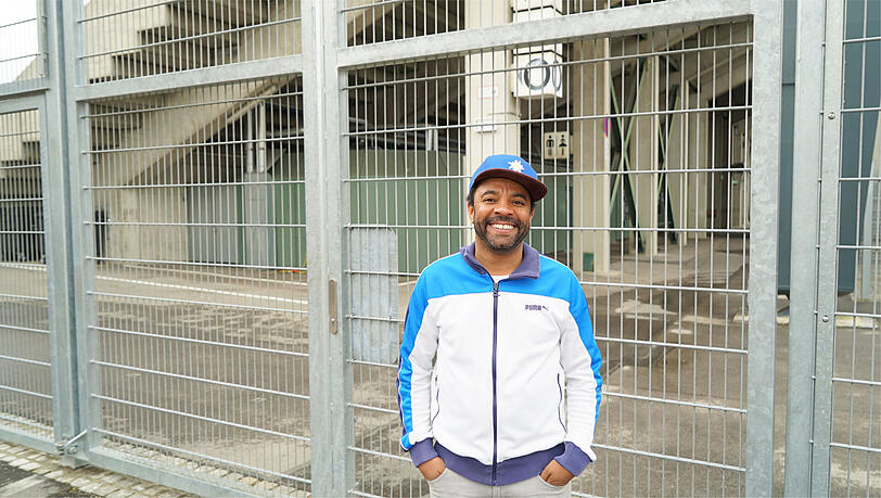 Simon Pearce über die Stehhalle: "Man muss eigentlich im ganzen Stadion stehen." Simon Pearce über die Stehhalle: "Man muss eigentlich im ganzen Stadion stehen."