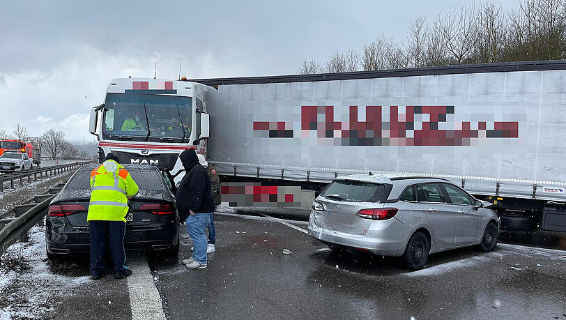 Kein Durchkommen: Rund 30 Fahrzeuge sind in die Massenkarambolage auf der A9 verwickelt. Kein Durchkommen: Rund 30 Fahrzeuge sind in die Massenkarambolage auf der A9 verwickelt.