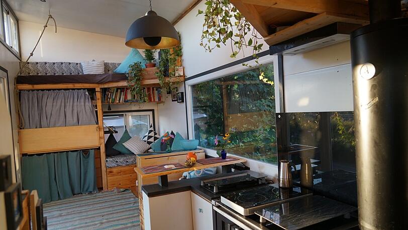 Drinnen hat alles seinen Platz, die Kochzeile, das Bett und natürlich auch eine Ecke zum Sitzen und Essen. Drinnen hat alles seinen Platz, die Kochzeile, das Bett und natürlich auch eine Ecke zum Sitzen und Essen.