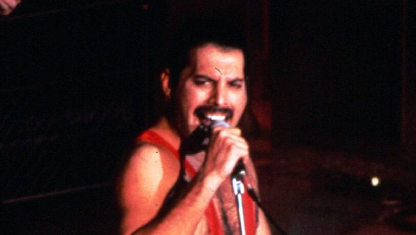 Freddie Mercury war von 1970 bis zu seinem Tod im Jahr 1991 der markante Sänger der britischen Rockband Queen.