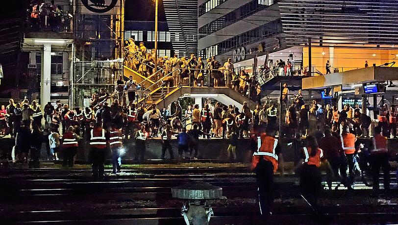 Während unzählige Wiesn-Besucher zur Hackerbrücke strömen, müssen die Fahrgäste aus dem defekten Zug in Sicherheit gebracht werden.