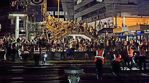 Während unzählige Wiesn-Besucher zur Hackerbrücke strömen, müssen die Fahrgäste aus dem defekten Zug in Sicherheit gebracht werden.