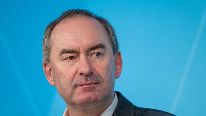 Hubert Aiwanger (Freie Wähler), stellvertretender Ministerpräsident und bayerischer Wirtschaftsminister, nimmt nach der Sitzung des bayerischen Kabinetts an einer abschließenden Pressekonferenz teil.
