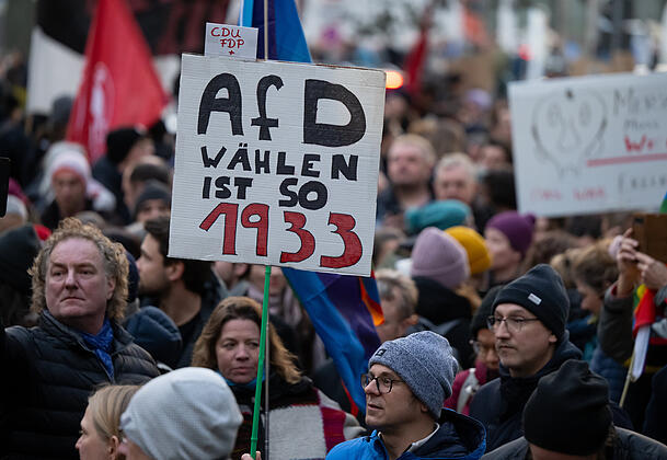 Tausende Menschen nehmen an der Kundgebung des Bündnisses «München ist bunt!» unter dem Motto «Sei die Brandmauer!» vor der CSU-Parteizentrale teil. Tausende Menschen nehmen an der Kundgebung des Bündnisses «München ist bunt!» unter dem Motto «Sei die Brandmauer!» vor der CSU-Parteizentrale teil.