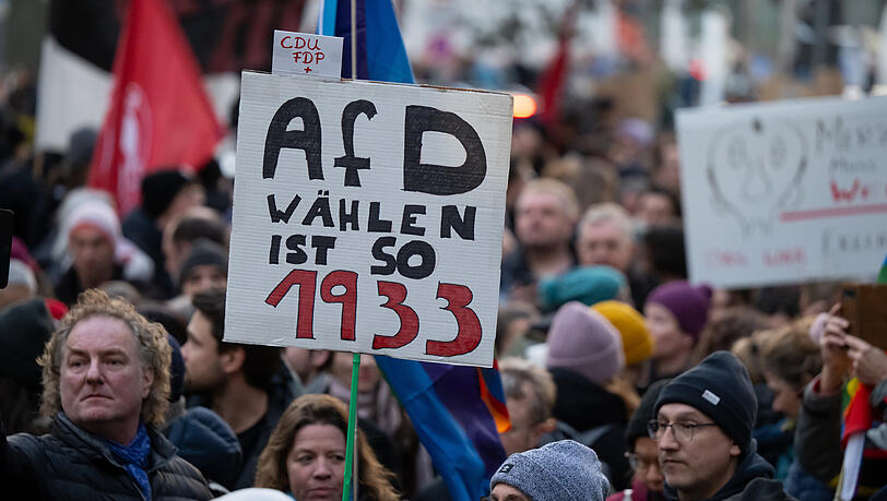 Tausende Menschen nehmen an der Kundgebung des Bündnisses «München ist bunt!» unter dem Motto «Sei die Brandmauer!» vor der CSU-Parteizentrale teil.