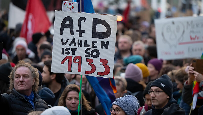 Tausende Menschen nehmen an der Kundgebung des Bündnisses «München ist bunt!» unter dem Motto «Sei die Brandmauer!» vor der CSU-Parteizentrale teil.