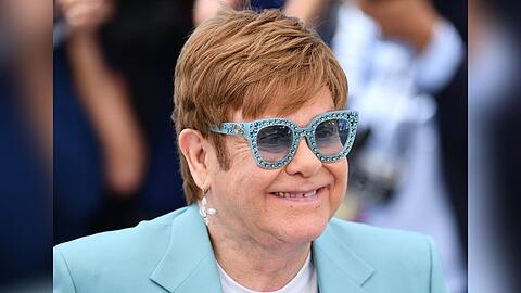 Elton John lebt seit 35 Jahren abstinent.