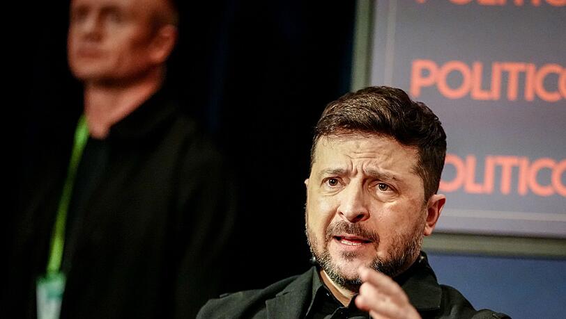 Wolodymyr Selenskyj sitzt bei einer Veranstaltung auf der M&uuml;nchner Sicherheitskonferenz.