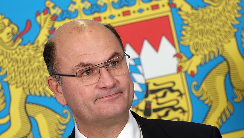 Bayerns Finanzminister Albert F&uuml;racker (CSU) blickt gespannt nach Karlsruhe. (Archivbild)