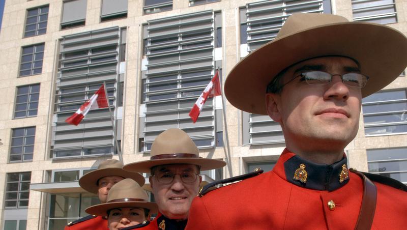 Auch die Royal Canadian Mounted Police hilft, die Sicherheit in Vancouver zu gewährleisten. Auch die Royal Canadian Mounted Police hilft, die Sicherheit in Vancouver zu gewährleisten.