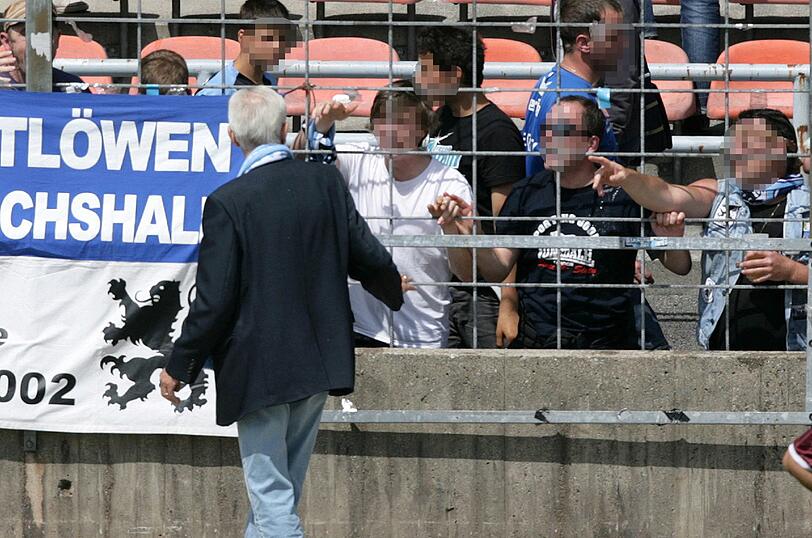 Frust beim Junioren-Spiel gegen Lautern: Löwenfans beschimpfen Dieter Schneider und verpassen dem Löwen-Präsident eine Bierdusche. Die Bilder