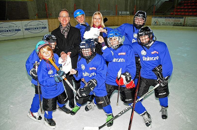 Überreichte die EHC-Tickets an die Kinder: Fielmann-Filialleiter Christoph Cieslik (l.) mit Kollegin Katja Alsen.