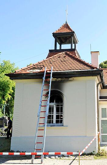 Mitterfeld: In der Nacht auf den 28. Juni kommt es in einem Nebenraum der Aussegnungshalle des alten Riemer Friedhof zu einem Brand. Ein Durchlauferhitzer fängt Feuer, das auf einen Rasenmäher übergreift. Bei diesem tritt Benzin aus, was wiederum zur Folge hat, das es zu einer Verpuffung kommt. Dabei wird das Gebäude schwer beschädigt. Risse im Mauerwerk und abgeplatzter Putz sind das Resultat. Die Verpuffung wird nicht bemerkt. Erst am nächsten Morgen wird das Unheil bemerkt. Ein Statiker der Lokalbaukommission sperrt das Gebäude für den Publikumsverkehr.