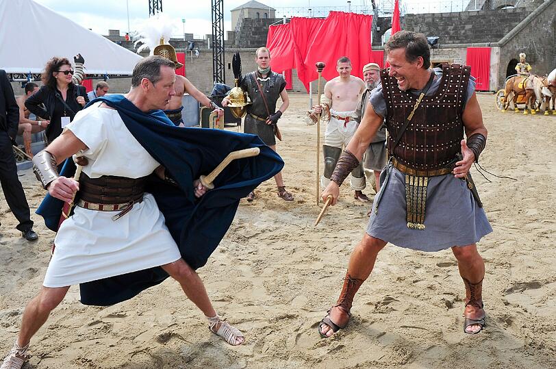 Mit dem drei Stunden langen Live-Spektakel aus dem Amphitheater in Xanten sollte spielerisch Wissen über die alten Römer vermittelt werden. Die Bilder aus der Show