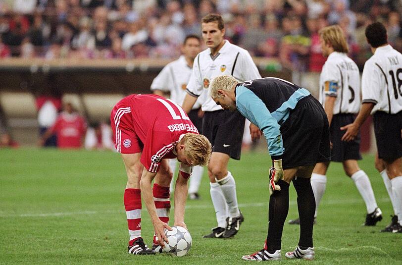 Er macht's besser: In der 50. Minute bekommt Bayern erneut einen Elfmeter zugesprochen (Handspiel Amadeo Carboni) - und Kapitän Stefan Effenberg lässt sich diesmal nicht von Canizares irritieren und verwandelt - 1:1!