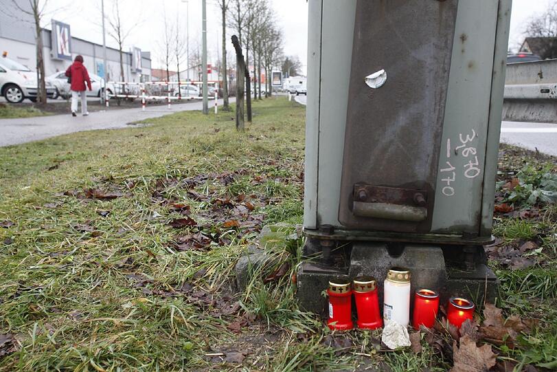 Kerzen stehen an der Unfallstelle nahe Günzburg, wo zwei Mädchen von einem Regionalzug erfasst und getötet wurden
