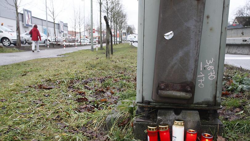 Kerzen stehen an der Unfallstelle nahe Günzburg, wo zwei Mädchen von einem Regionalzug erfasst und getötet wurden Kerzen stehen an der Unfallstelle nahe Günzburg, wo zwei Mädchen von einem Regionalzug erfasst und getötet wurden