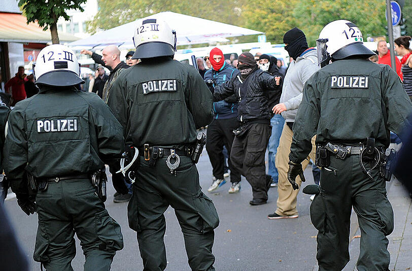 Polizeieinsatz gegen Hooligans in Köln - die Bilder.