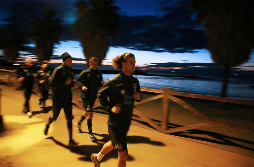 Laufen und kicken an der Sonnenküste in Marbella: Die erste Trainingseinheit der Löwen in Spanien.