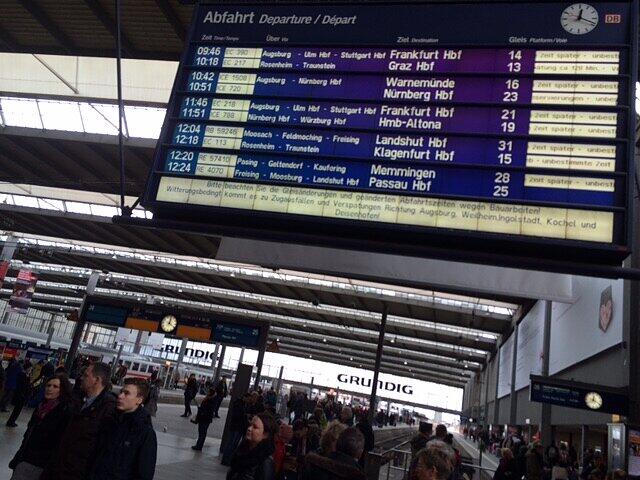 Aufgrund von Sturm Niklas kam es zu Zugausfällen und Verspätungen. Für die Passagiere hieß das: warten.